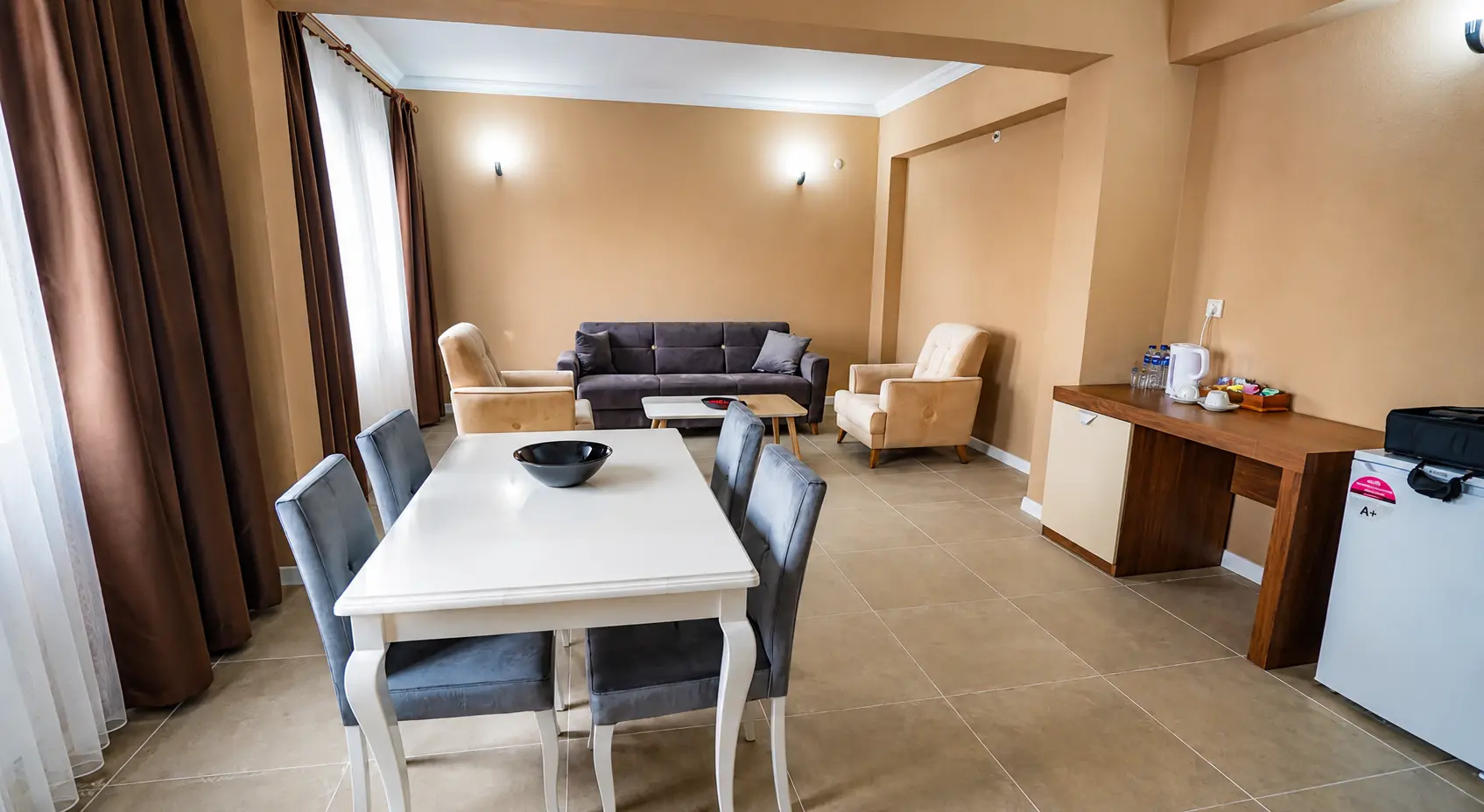 Standard room with desk and WiFi