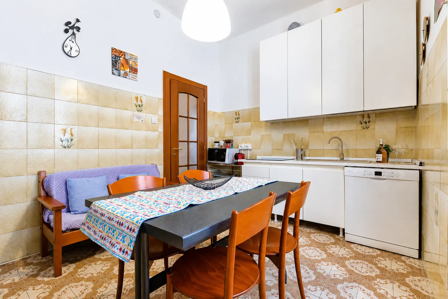 Equipped kitchen and dining area