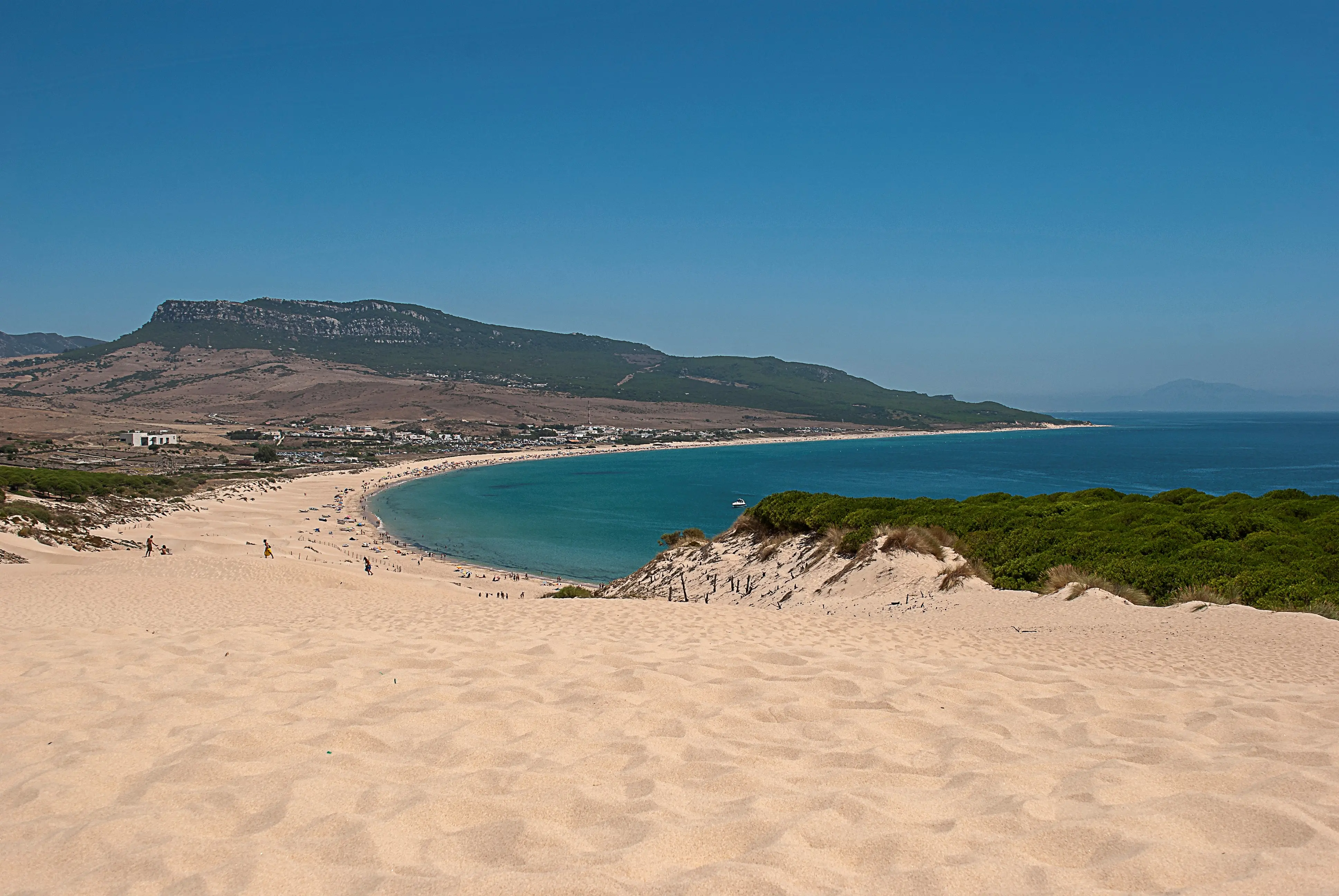 Playa de Bolonia: la duna que camina hacia el mar